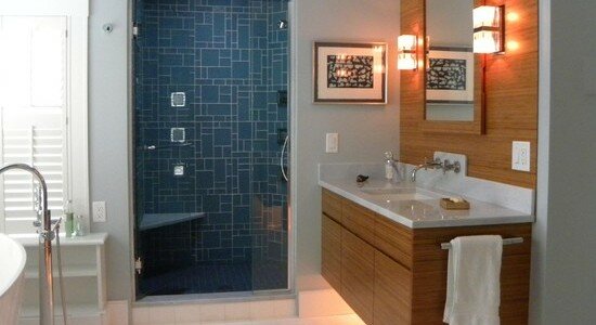 Влагозащищенные потолочные светильники или стильный интерьер ванной комнаты